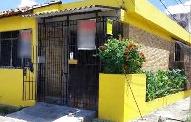 Imagem: A casa possui 3 Dormitórios, 2 Banheiros, 1 Vaga na garagem