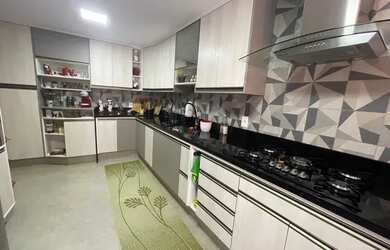 Imagem: A casa possui 3 Dormitórios, 4 Banheiros, 5 Vagas na garagem