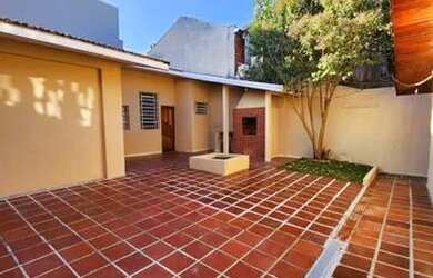 Imagem: A casa possui 3 Dormitórios, 2 Banheiros, 5 Vagas na garagem