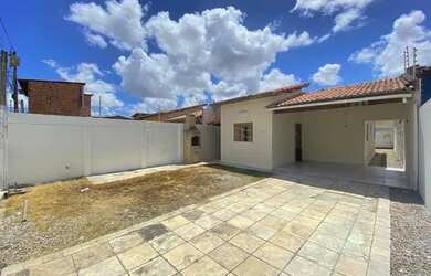 Imagem: A casa possui 3 Dormitórios, 2 Banheiros, 2 Vagas na garagem