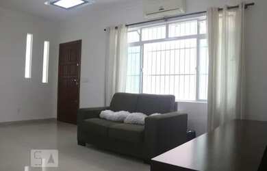 Imagem: A casa possui 3 Dormitórios, 4 Banheiros, 2 Vagas na garagem