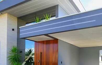 Imagem: A casa possui 3 Dormitórios, 2 Banheiros, 2 Vagas na garagem