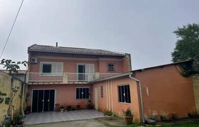 Imagem: A casa possui 3 Dormitórios, 2 Banheiros, 180m² de Área e