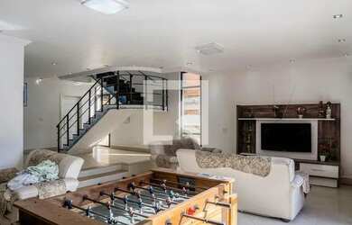 Imagem: A casa possui 5 Dormitórios, 5 Banheiros, 4 Vagas na garagem