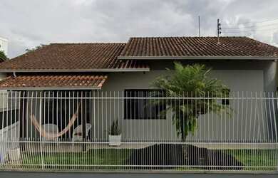 Imagem: A casa possui 2 Dormitórios, 2 Banheiros, 2 Vagas na garagem