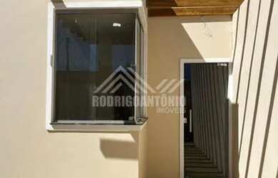 Imagem: A casa possui 3 Dormitórios, 1 Banheiro, 1 Vaga na garagem