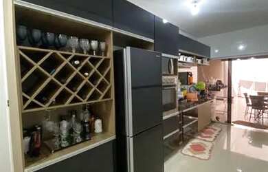 Imagem: A casa possui 3 Dormitórios, 2 Banheiros, 2 Vagas na garagem