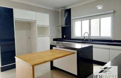 Imagem: A casa em condomínio possui 5 Dormitórios, 5 Banheiros, 4