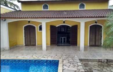 Imagem: A casa possui 4 Dormitórios, 4 Vagas na garagem e está localizado