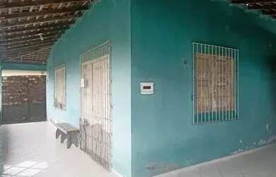 Imagem: A casa possui 3 Dormitórios, 2 Banheiros, 4 Vagas na garagem