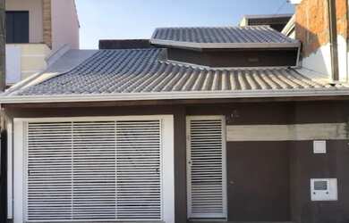 Imagem: A casa possui 2 Dormitórios, 2 Banheiros, 2 Vagas na garagem