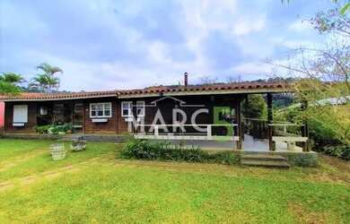 Imagem: A casa em condomínio possui 4 Dormitórios, 2 Banheiros, 5