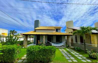 Imagem: A casa possui 3 Dormitórios, 2 Banheiros, 4 Vagas na garagem