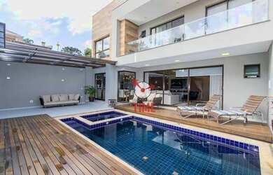 Imagem: A casa possui 4 Dormitórios, 2 Banheiros, 5 Vagas na garagem