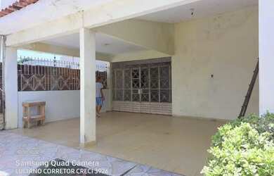 Imagem: A casa possui 2 Banheiros, 2 Vagas na garagem e está localizado