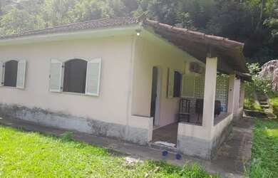 Imagem: A casa possui 3 Dormitórios, 2 Banheiros, 4 Vagas na garagem