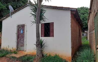 Imagem: A casa possui 3 Dormitórios, 2 Banheiros, 2 Vagas na garagem