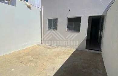 Imagem: A casa possui 3 Dormitórios, 1 Banheiro, 1 Vaga na garagem