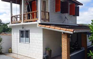 Imagem: A casa possui 2 Dormitórios, 2 Banheiros, 2 Vagas na garagem