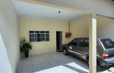 Imagem: A casa possui 3 Dormitórios, 2 Banheiros, 2 Vagas na garagem