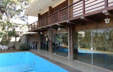 Imagem: A casa possui 4 Dormitórios, 5 Banheiros, 4 Vagas na garagem