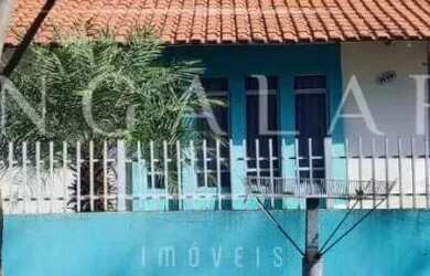 Imagem: A casa possui 3 Dormitórios, 1 Banheiro, 2 Vagas na garagem