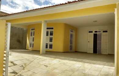 Imagem: A casa possui 3 Dormitórios, 3 Banheiros, 3 Vagas na garagem