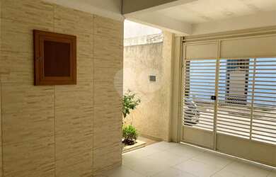 Imagem: A casa possui 3 Dormitórios, 1 Banheiro, 1 Vaga na garagem