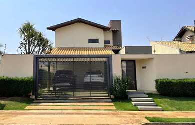 Imagem: A casa possui 4 Dormitórios, 5 Banheiros, 258m² de Área e