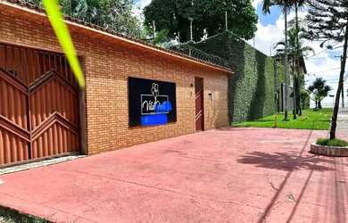 Imagem: A casa possui 4 Dormitórios, 3 Banheiros, 5 Vagas na garagem