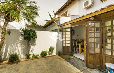 Imagem: A casa possui 2 Dormitórios, 2 Banheiros, 2 Vagas na garagem