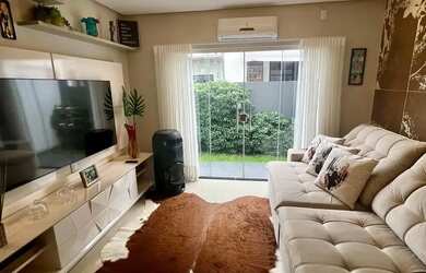 Imagem: A casa possui 3 Dormitórios, 2 Banheiros, 2 Vagas na garagem