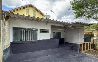 Imagem: A casa possui 1 Dormitório, 1 Banheiro, 1 Vaga na garagem