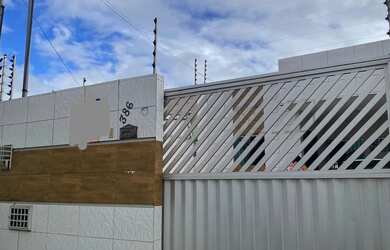 Imagem: A casa possui 2 Dormitórios, 1 Banheiro, 2 Vagas na garagem