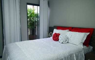 Imagem: A casa possui 3 Dormitórios, Acomodam 20 pessoas e 3 Vagas