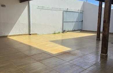 Imagem: A casa possui 3 Dormitórios, 2 Banheiros, 5 Vagas na garagem