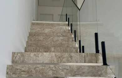 Imagem: A casa em condomínio possui 4 Dormitórios, 5 Banheiros, 2