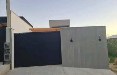 Imagem: A casa possui 3 Dormitórios, 1 Banheiro, 2 Vagas na garagem