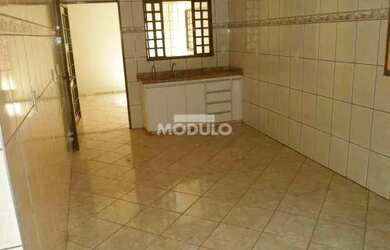 Imagem: A casa possui 4 Dormitórios, 2 Banheiros, 2 Vagas na garagem