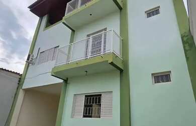 Imagem: A casa possui 3 Dormitórios, 3 Banheiros, 2 Vagas na garagem