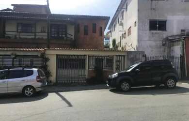 Imagem: A casa possui 4 Dormitórios, 4 Banheiros, 2 Vagas na garagem