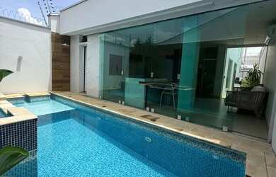 Imagem: A casa possui 3 Dormitórios, 4 Banheiros, 4 Vagas na garagem