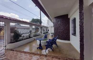 Imagem: A casa possui 3 Dormitórios, 3 Banheiros, 4 Vagas na garagem