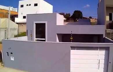 Imagem: A casa possui 3 Dormitórios, 2 Banheiros, 4 Vagas na garagem