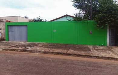 Imagem: A casa possui 2 Dormitórios, 1 Banheiro, 5 Vagas na garagem