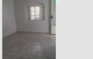 Imagem: A casa possui 3 Dormitórios, 1 Banheiro, 1 Vaga na garagem