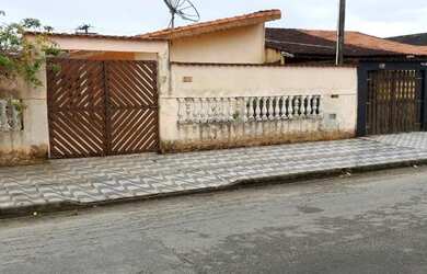 Imagem: A casa possui 2 Dormitórios, 1 Banheiro, 2 Vagas na garagem