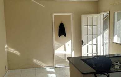 Imagem: A casa possui 2 Dormitórios, 2 Banheiros, 2 Vagas na garagem