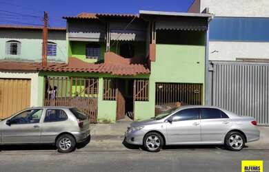 Imagem: A casa possui 3 Dormitórios, 2 Banheiros, 2 Vagas na garagem