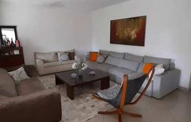 Imagem: A casa possui 4 Dormitórios, 4 Banheiros, 4 Vagas na garagem